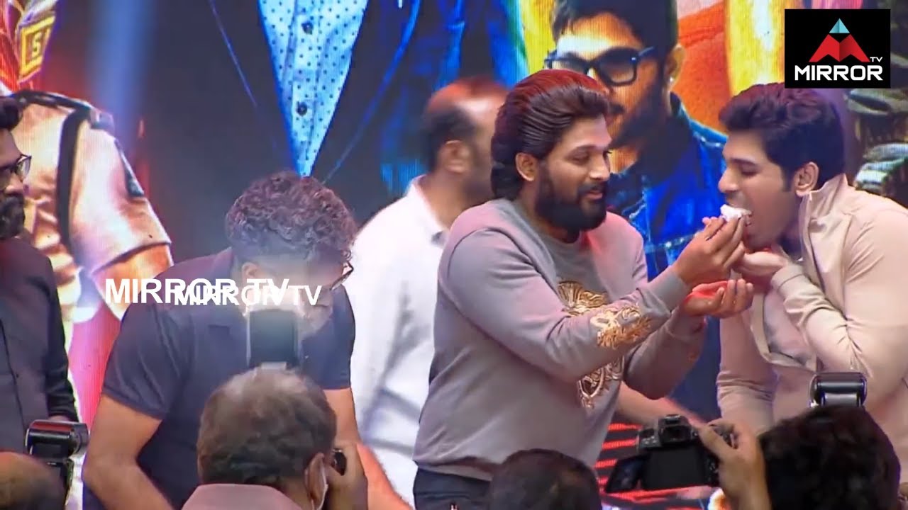 Allu Arjun Birthday Celebrations With Fans At Pushpa Event | Allu Arjun Cake Cutting | Mirror TV