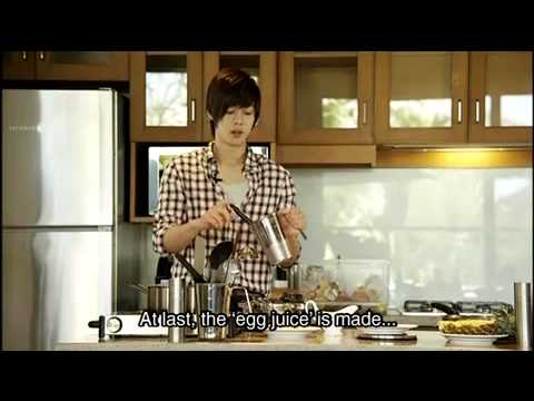 "Kim Hyun Joong" Oppa is cooking.. Fried Rice with shrimp on pineapple;)