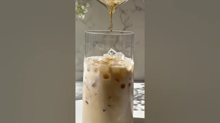 *SATISFYING* VANILLA ICED LATTE! #coffee #icedcoffee #satisfying #drink #recipe #viralvideo
