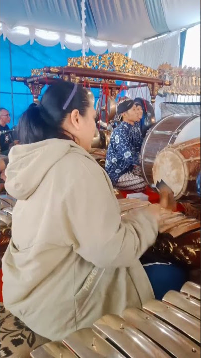 sinden tatin WL main gamelan saron sangat lihai bikin wiyogonya pada melongo