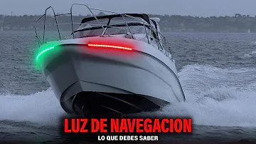 ¿Qué lado del barco tiene luz verde por la noche?