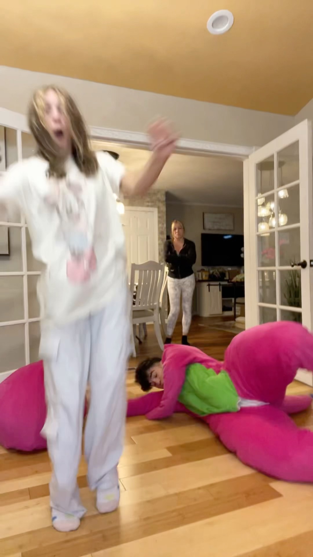 DESCRIBE MY MOMS REACTION! ? #shorts