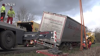 17.02.2022 - VN24 - camion transportant un rouleau d'acier de 22 ton menace de glisser dans le fossé
