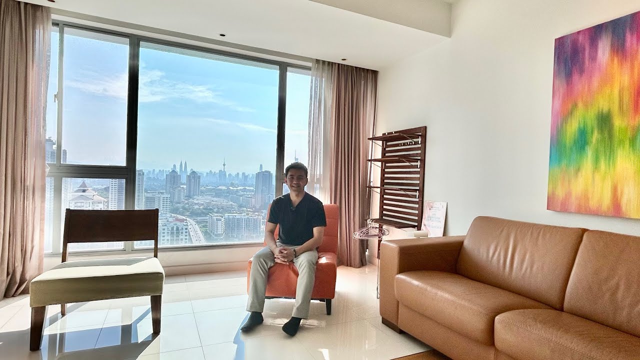 Эта квартира с одной спальней на высоком этаже в Монт-Киаре предлагает беспрепятственный вид на г...