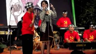 Download Lagu HaSoe \u0026 Riris - Vibrator (Piano) - Bentara Budaya Yogyakarta (13 Sept 2013) MP3