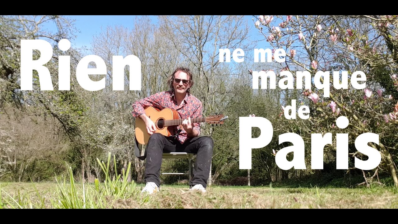Rien ne me manque de Paris : je chante dans un jardin, à la campagne