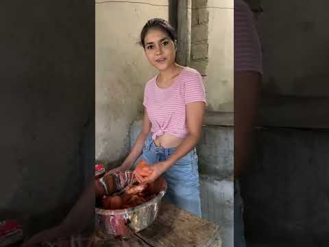 aki condimentando el pollito Soyloruga Honduras