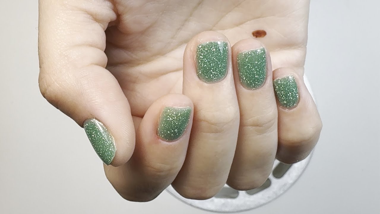 Emerald nails with sparkling glitter | Eye-catching manicure