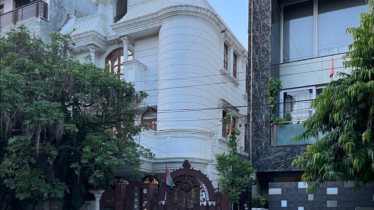 FOR RENT 6BHK TRIPLEX LUXURY HOUSE, SAMI FURNISHED, 282 SQYAD IN MODEL