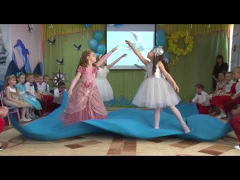 Сеть умилил танец отца с сыном в платьях из мультфильма Сеть умилил танец отца с сыном в платьях из мультфильма