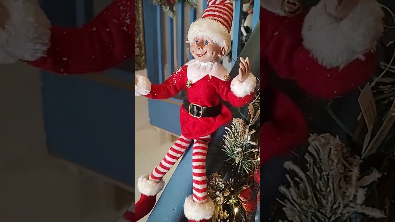 Escalera interior vestida de Navidad.