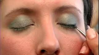 Applying Eyeliner for a Cameron Diaz Makeup Look screenshot 5