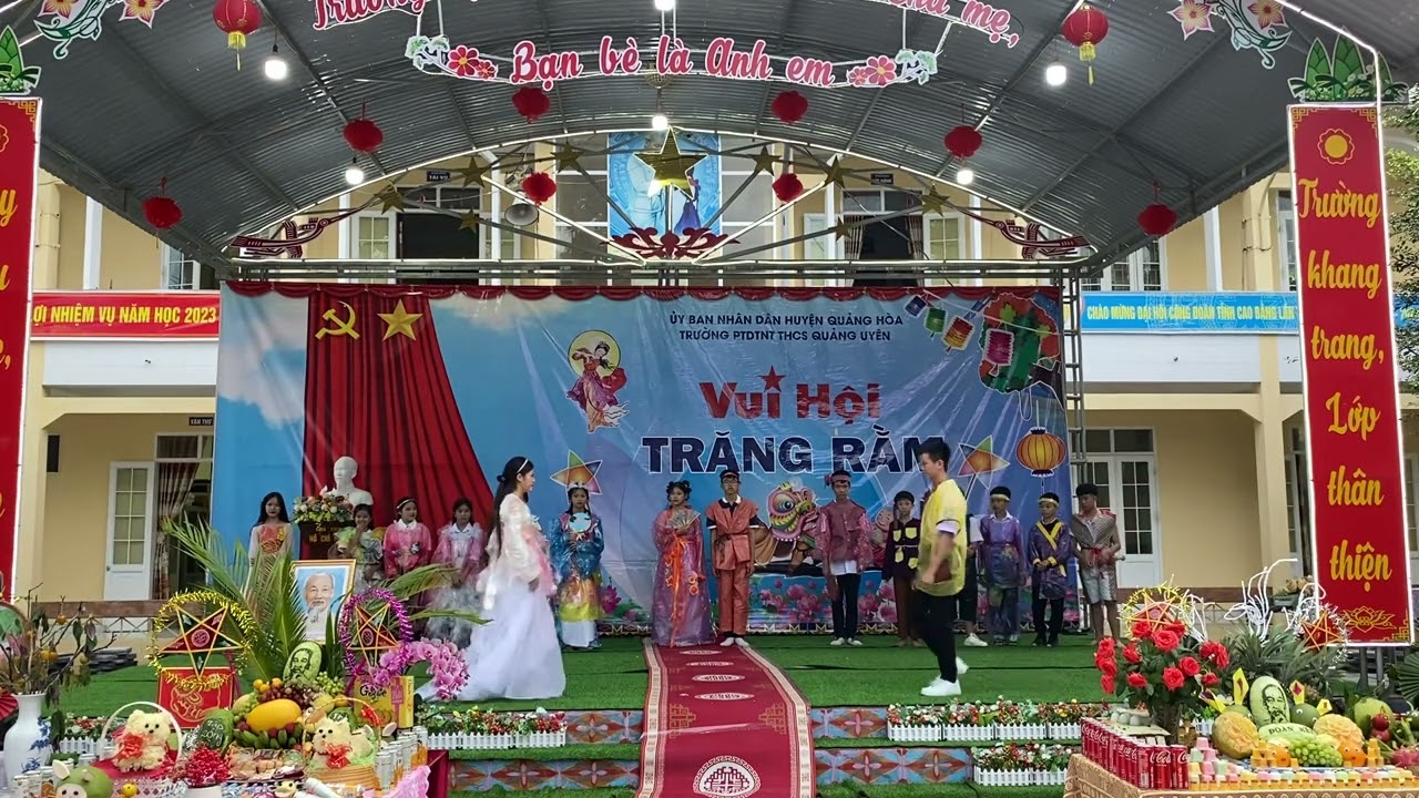 Trình diễn thời trang cho chú Cuội và chị Hằng Nga