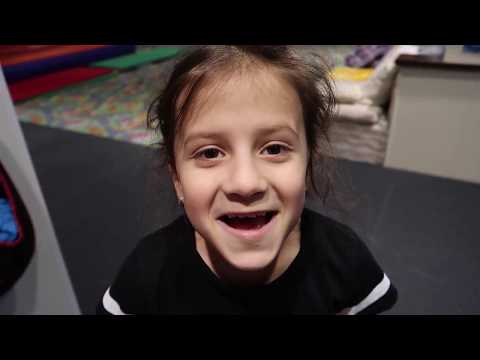 Videó: Mit Adjon Egy Lánynak Születésnapjára 2 éves Korában
