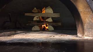 Come accendere un forno a legna per pizza napoletana - YouTube