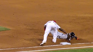 MIA@PHI: Williams picks off Gordon at first