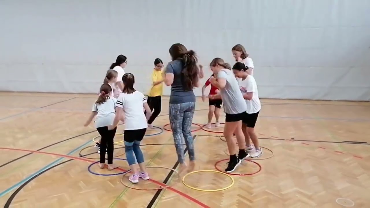 Spiele mit Reifen-Sportunterricht