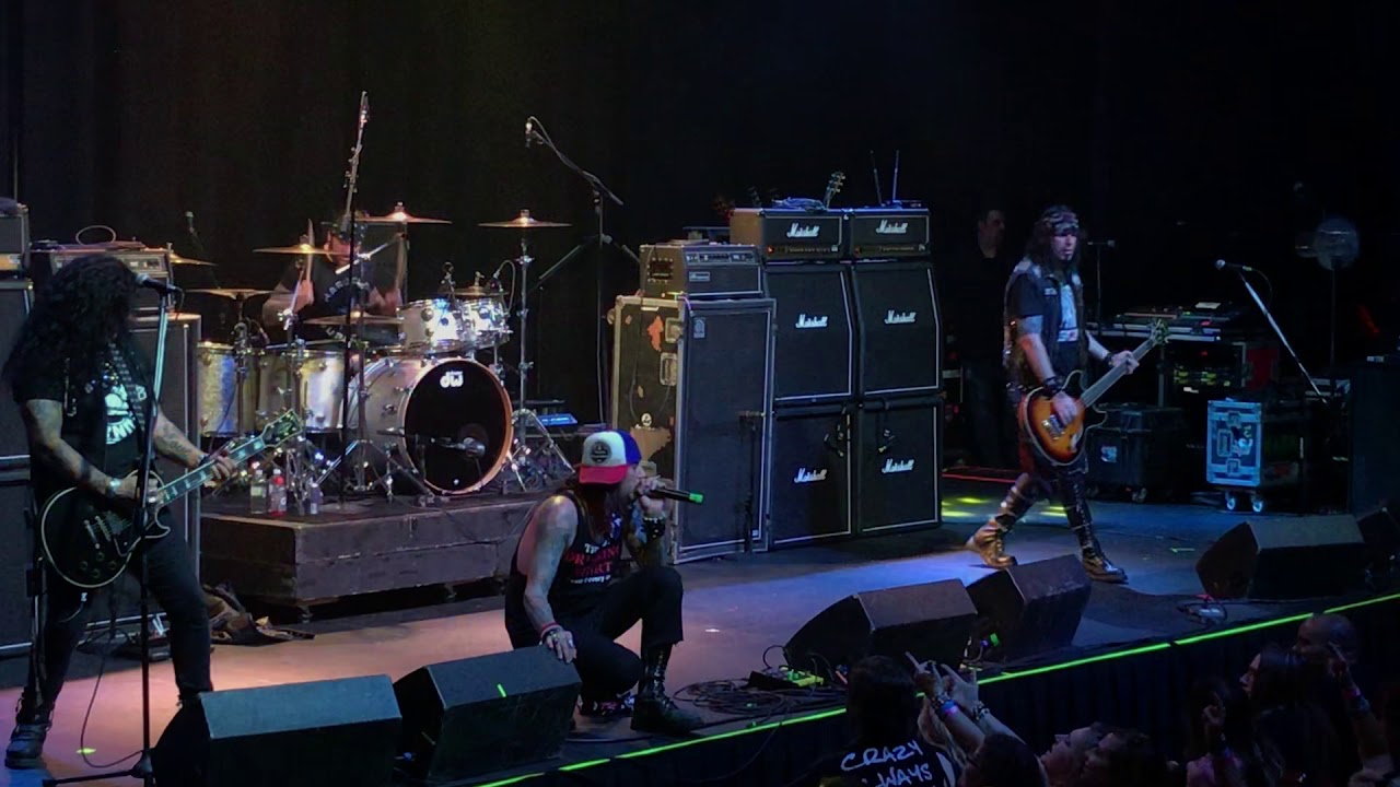 Guarda Kickin Valentina "Get Ready" Live at Rocklanta su YouTube Guarda Kickin Valentina "Get Ready" Live at Rocklanta su YouTube