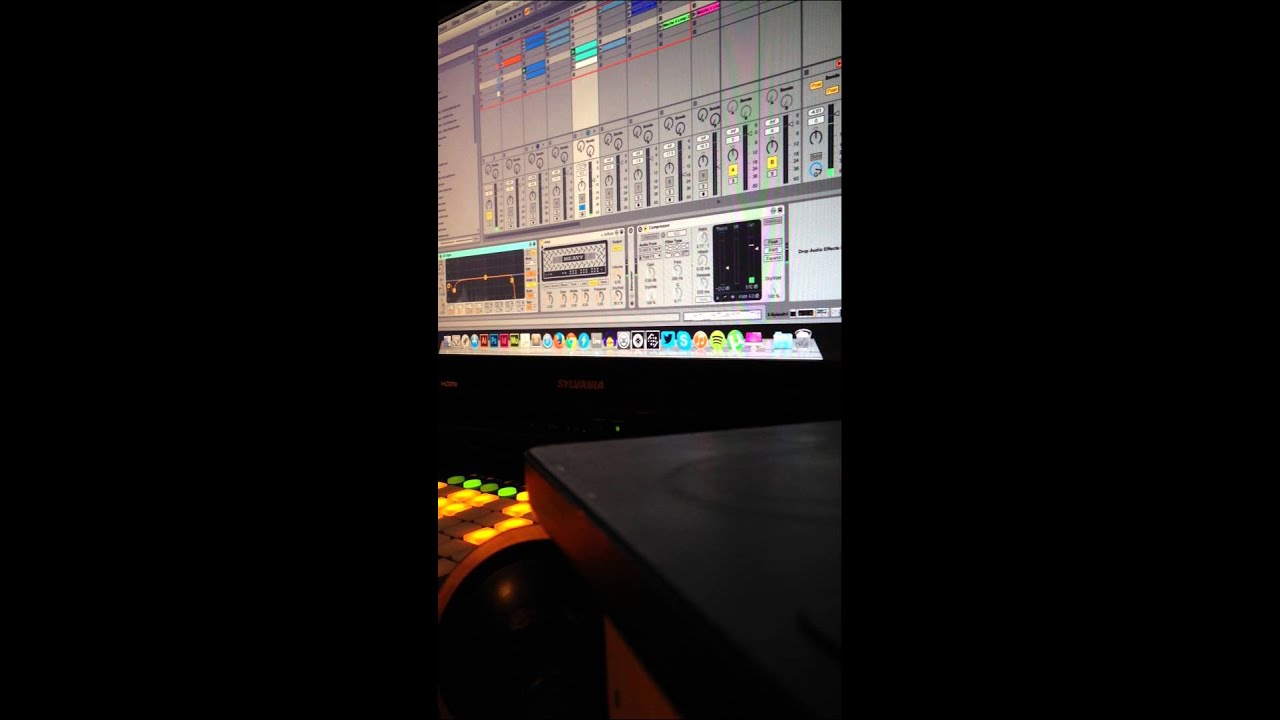 Making a psytrance bassline in Sylenth1 with BassBreaker :)