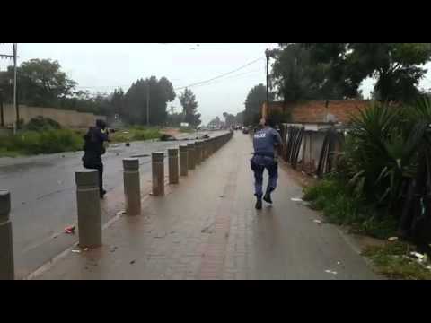 Police firing rubber bullets in Zandspruit