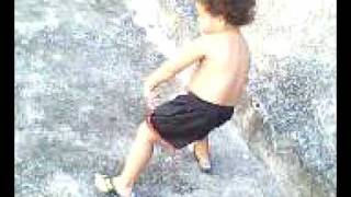 Gabriel 2 aninhus dancando rebolation...rsrrs mamae te amaaa