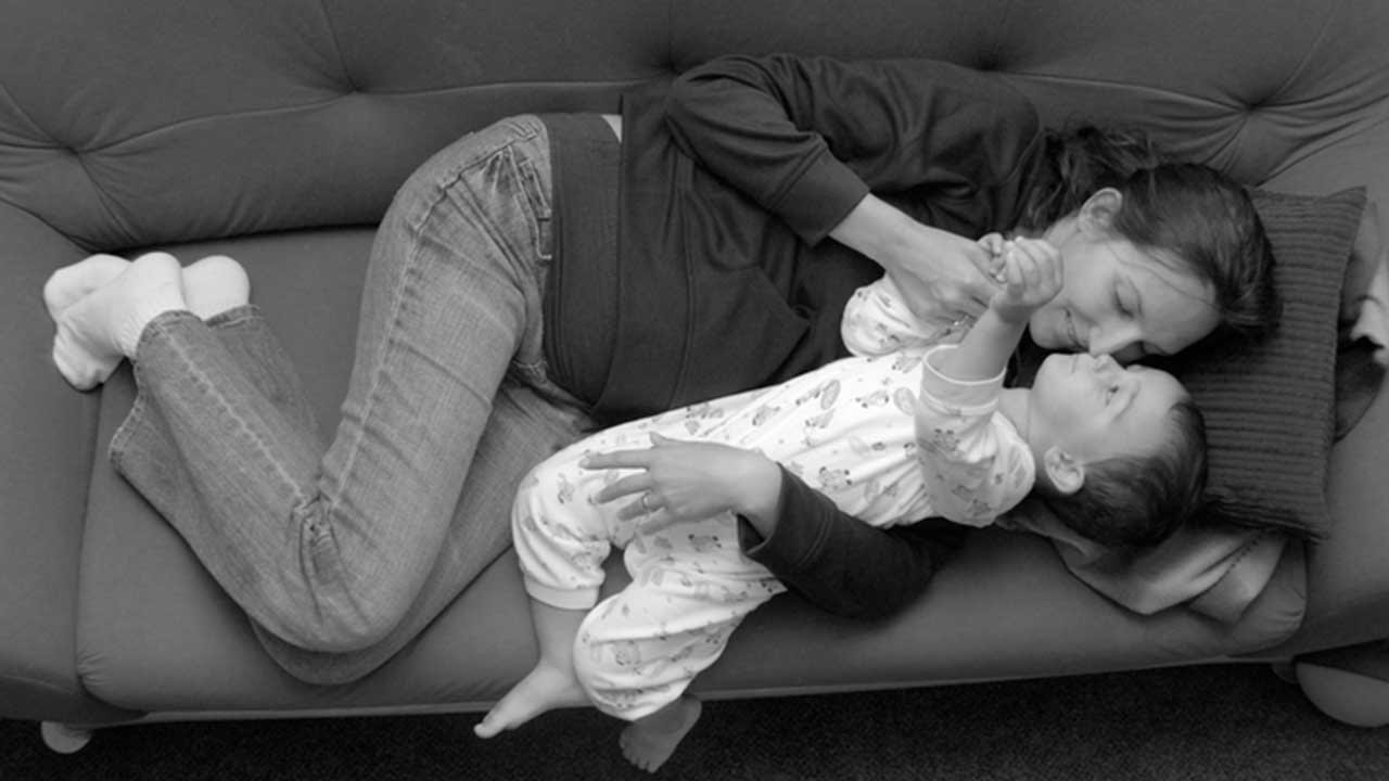 Подруги спят вместе. Дети душат друг друга. Детки спят вместе картинки. Женшина удушит ребёнка.