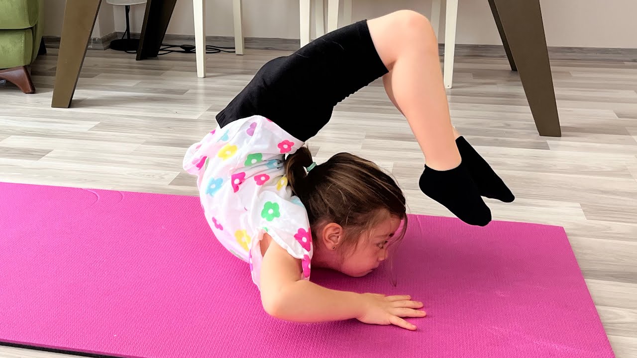 Lara ile jimnastik hareketleri yapma. Çocuklar için spor. Parende, sıfır açma, sgabat hareketi öğren