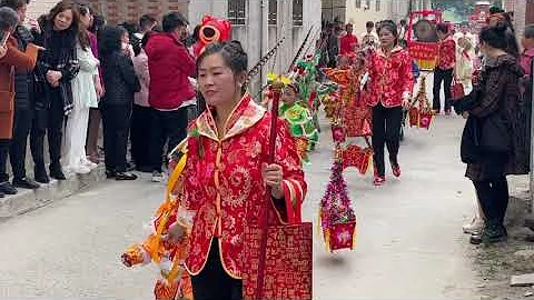 廣東潮汕大棉田村鄉村民俗，英歌助興，鑼鼓喧天，還有鏢旗美女。濃濃的傳統文化氛圍！ - 天天要聞