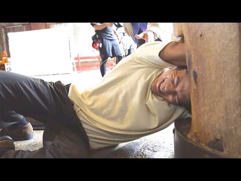 Ryohei Suzuki attempts to crawl through a hole in a pillar at Todai-ji Temple!? "I've grown up, h...
