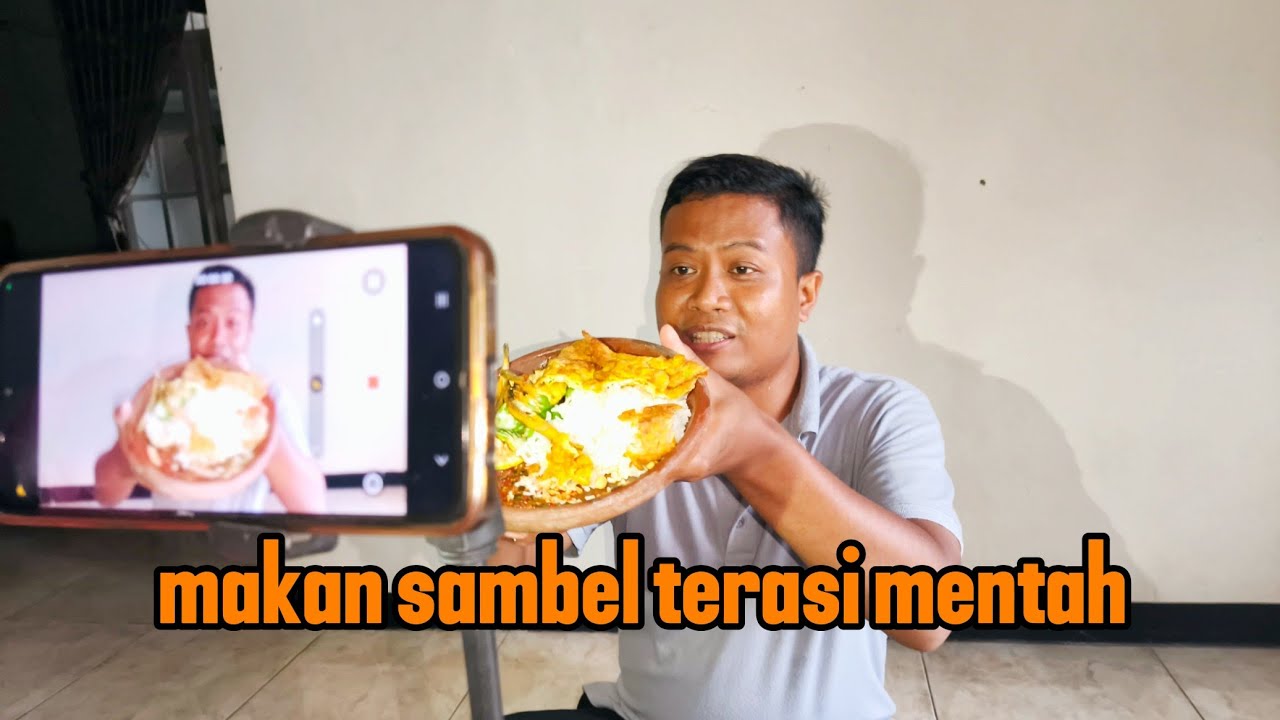 Makan sambel terasi mentah, ikan asin, dan lalapan