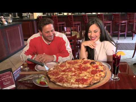 فيديو: كيف تأكل البيتزا