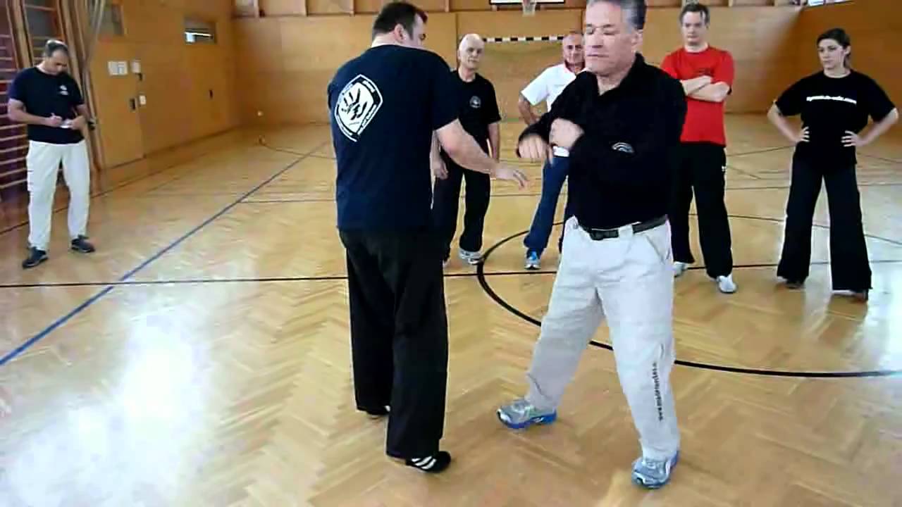 KRAV MAGA SELF DEFENSE ITALIA Free from a shoulder block, and hit