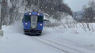 石北本線の踏切を通過するＨ100系DECMO .キハ183系特急オホーツク１号大雪２号.ラベンダー編成特急オホーツク２号.キハ54とキハ40 3両編成回送列車　　　　　　　　　　［＠JR北海道］