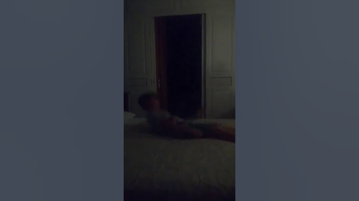 Bambino fa una capriola