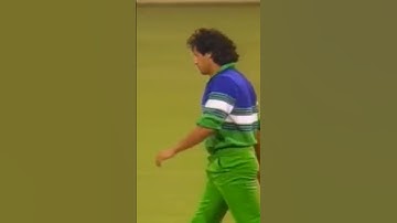Angry Imran khan Pleading The umpire to raise his finger Big Appeal