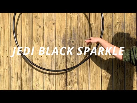 Dieses Video zeigt unser Hula Hoop Modell „Jedi Black Sparkle“  in Bewegung bei Sonnenlicht. Wir bieten die Varianten plane (unbehandelt), angeraut (mit Sand...