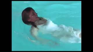 Film - Bus Rileys Back in Town - Ann Margret - Plonge dans la piscine