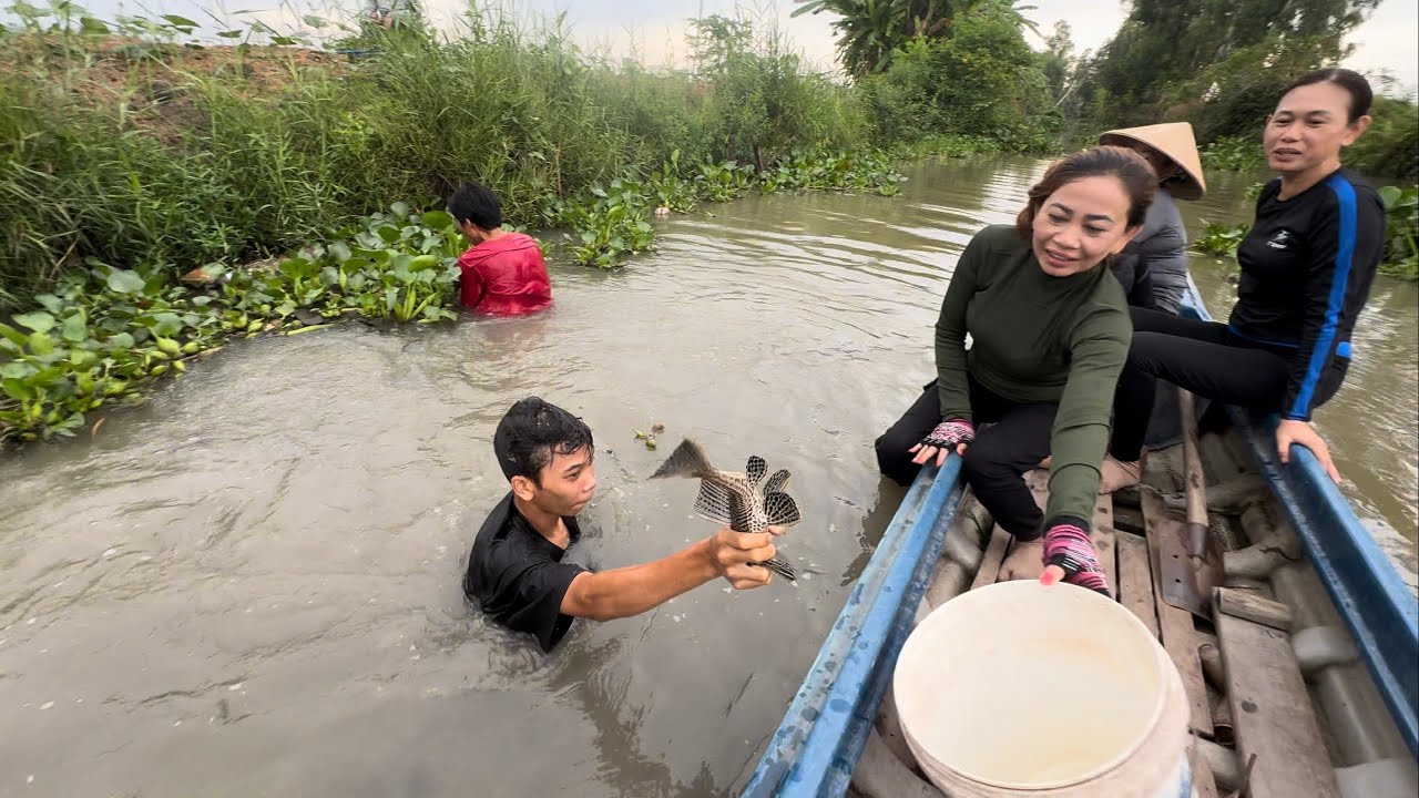 1581 / Mò hang bắt cá ở kênh thủy lợi