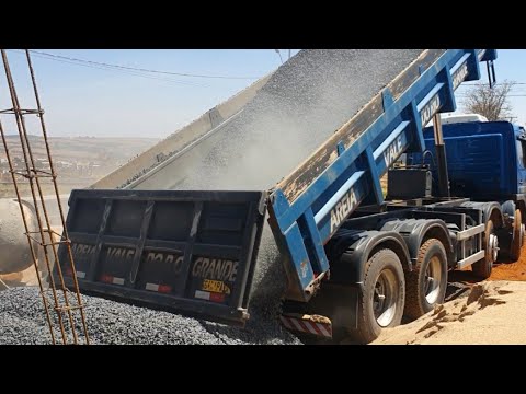 caminhão basculando a