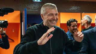 Le Président Dmitry Rybolovlev félicite les joueurs après la qualification en Ligue des Champions