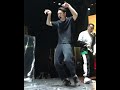 Нурлан Сабуров танцует на концерте Скриптонита