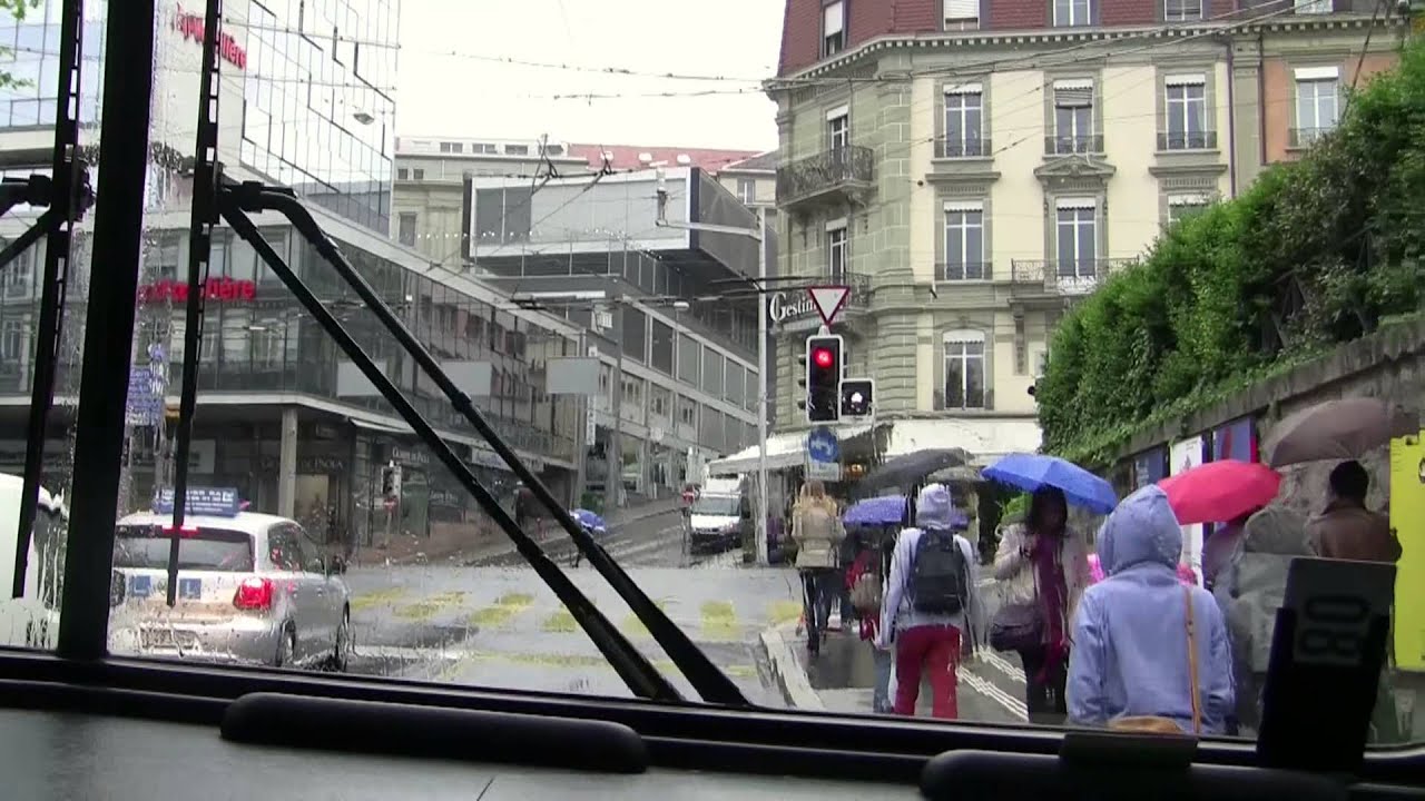 Voyage en trolleybus sous la pluie à Lausanne