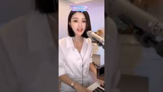 Miniatura de vídeo de "《明月夜》美女藍萬 鋼琴彈唱"