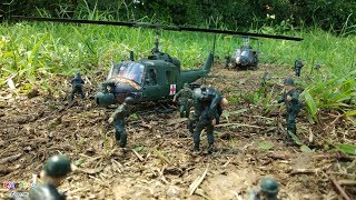 Toys soldiers Figure action & Huey Helicopter like in the Vietnam war