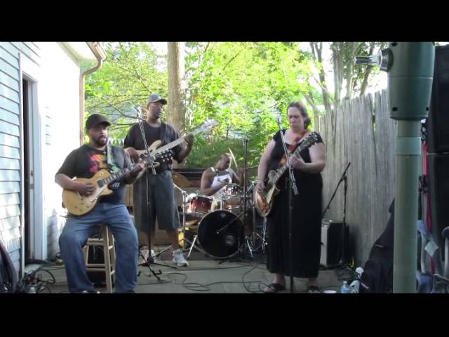 Unbelievable  Version of Walkin' Blues Joanna Connor Band @ Carty BBQ  Norwood, Massachusetts, USA. class=