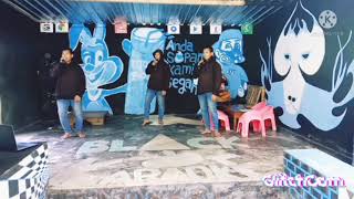 Lagi nyanyi di warkop pulau kapoposang bali