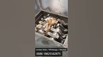 use shredder shredding the tree trunk / wood crusher machine
