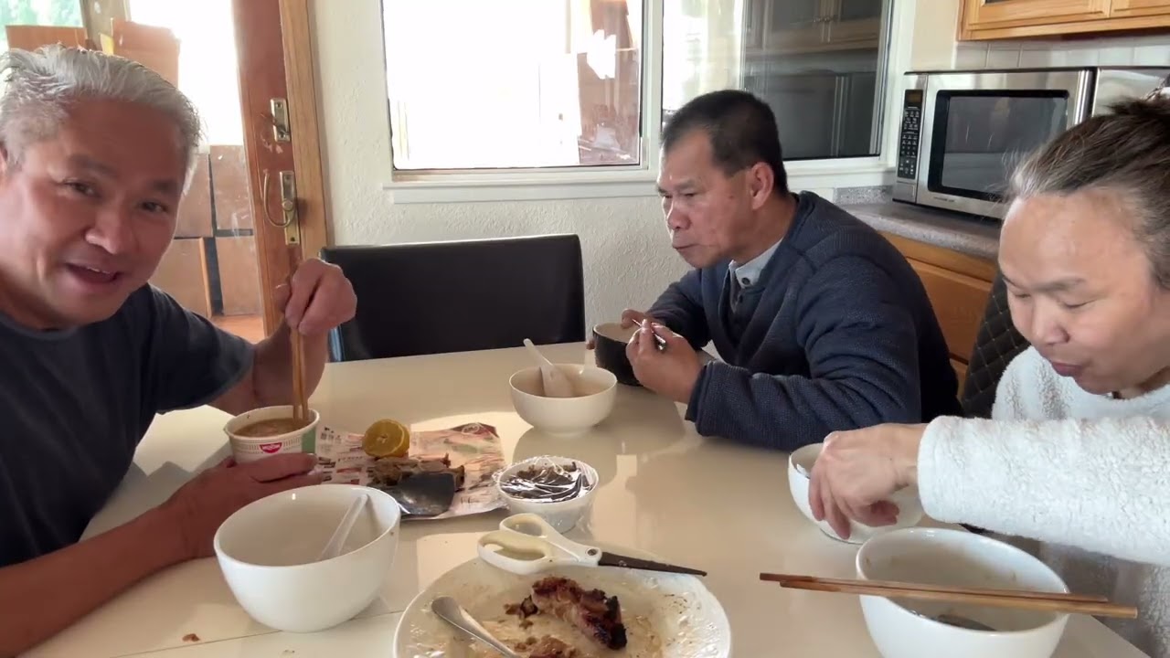 Chúng em ăn cơm trưa 