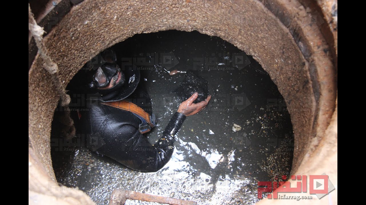 اتفرج| «غطاس المجاري» .. الرزق في بلاعة