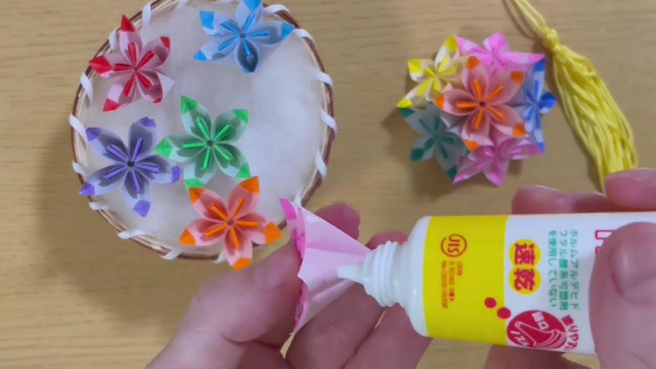 4センチのミニミニ折り紙で裏ひし花くす玉 - YouTube